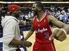 Chris Paul (vpravo) slaví postup LA Clippers do druhého kola play-off.