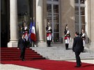Symbolická výmna. Odcházející Nicolas Sarkozy vítá nastupujícího Françoise...