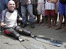 Francouzský hendikepovaný plavec Phillipe Croizon odpoívá po splnní úkolu za