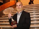 Zlatý mí 2012 - Jan Nezmar si pro jednu z cen piel se stále hustými vousy