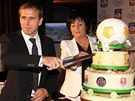 Zlatý mí 2012 - Karel Poborský krají dort, který dostal ke tyicátinám 
