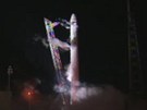 Raketa Falcon stojí po neúspném startu na odpalovací ramp
