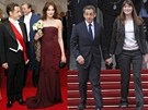 Nicolas Sarkozy a jeho manelka Carla v roce 2008 a pi odchodu z Elysejského