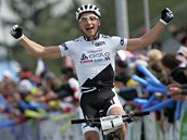 VTZ. vcar Nino Schurter projd jako prvn clem zvodu SP v Novm Mst