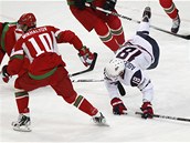 �IPKA DO LEDU. Justin Abdelkader ze Spojen�ch St�t� pad� na led po st�etu s