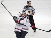HOKEJKOV� KOLOTO�. Cam Fowler (vlevo) a Bobby Ryan se raduj� z dal�� branky do