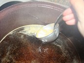 Během vaření medu z povrchu odstraňujte pěnu, pokud se tvoří.