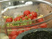 Do salátu z grilovaných rajčátek přidejte ještě čerstvě nasekanou zelenou...