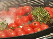 Během grilování rajčátek přidejte podle potřeby olivový olej.