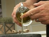 Do hmoždíře přidejte i olivový olej.