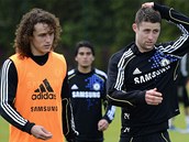 David Luiz (vlevo) a Gary Cahill, stopei Chelsea, v trninkovm centru v