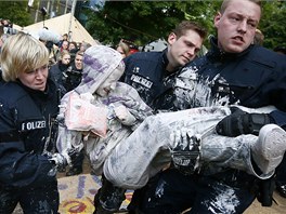Nmecká policie rozbila tábor demonstrant, kteí nkolik msíc kempovali u...