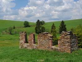 V osadě Königsmühle stávalo šest domů. Dnes z nich zbyly jen ruiny.