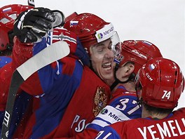 DKY, EO. Hokejist Ruska oslavuj svho stelce Jevgenije Malkina, kter se