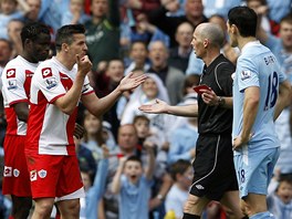 ZA CO? Joey Barton z Queens Park Rangers se diví, pro rozhodí vytahuje...