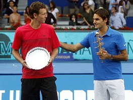 Poraen Tom Berdych (vlevo) a vtz Roger Federer po vzjemnm utkn ve