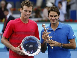 Poraen Tom Berdych (vlevo) a vtz Roger Federer po vzjemnm utkn ve