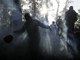 Indonétí vojáci prohledávají dungli na svazích vulkánu Salak, do kterého...