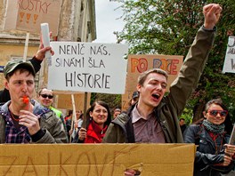 Studenti hradecké univerzity demonstrovali za záchranu historického dláždění z...