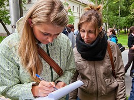 Studenti hradecké univerzity demonstrovali za záchranu historického dláždění z...