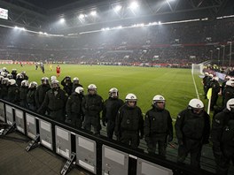 NIKDO NEPROJDE Policisté na stadionu v Düsseldorfu hlídají fanouky, aby...