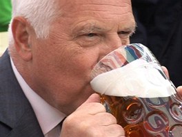 Václav Klaus pije pivo na pivním festivalu z tupláku.