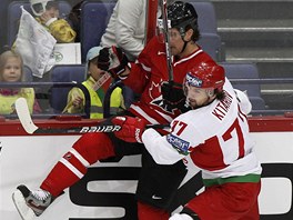 Kanadsk hokejista Patrick Sharp (vlevo) v souboji s Blorusem Alexandrem