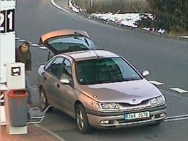 Zlodj erpal pohonn hmoty do vozidel znaek Citroen a Renault. Na obou byla