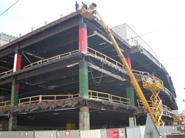 Pohled na olomoucký obchodní dm Prior bhem rekonstrukce (10. kvtna 2012).