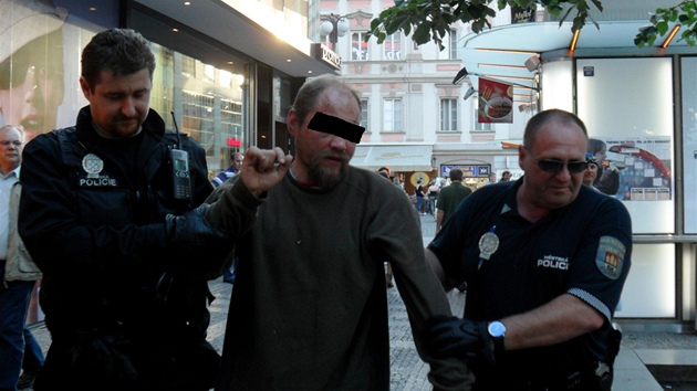 Krátce po p�l osmé ve�er sbírají strá�níci zcela opilého bezdomovce na