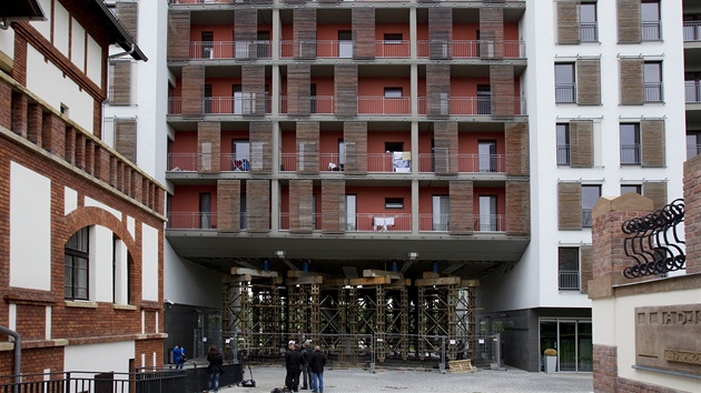 Majitelé byt� v Prague Marin� sly�eli praskání ve zdech, podle statik� je ale