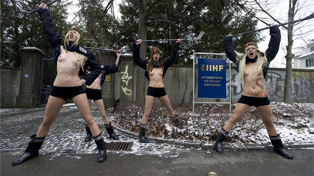 Na protest proti podn hokejovho ampiontu v Blorusku se dvata z hnut Femen vyzbrojily pilbami a hokejkami. 