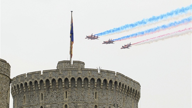 Britsk krlovna Albta II. sledovala na hrad ve Windsoru velkou vojenskou pehldku, kterou armda pipravila u pleitosti 60. vro jejho nstupu na trn. 