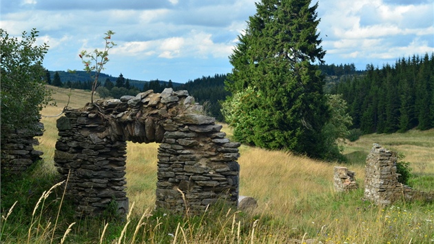 V osad Königsmühle stávalo est dom. Dnes z nich zbyly jen ruiny.