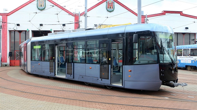Nová tramvaj je dlouhá tém 23 metr a zhruba v polovin ji rozdluje kloubová
