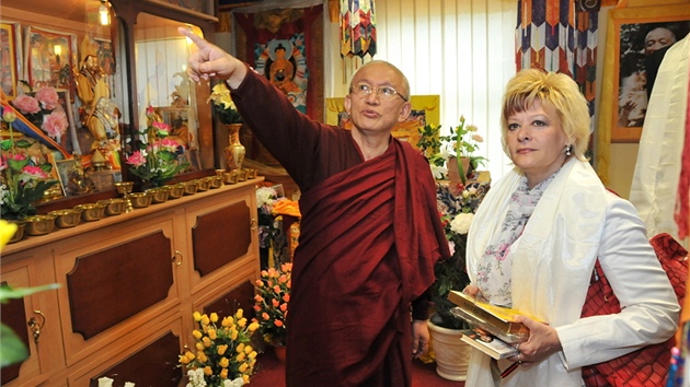Zakladatel centra lama Gonsar Rinpohe s libereckou primátorkou Martinou