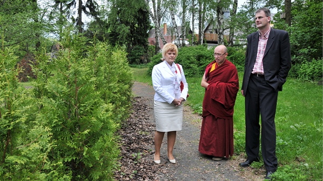 Lama Gonsar Rinpohe parkem provedl libereckou primátorku Martinu Rosenbergovou