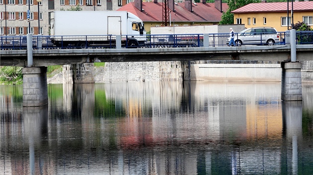 Mostu v elezném Brod kodí hlavn nákladní auta, ve dovrily kry, které