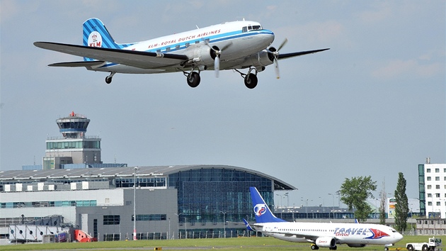 Na Letiti Praha pistávají také historické letouny.