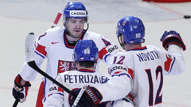 POVEDENÁ AKCE. Čeští hokejisté se radují z druhého gólu proti Itálii. Po pěkné