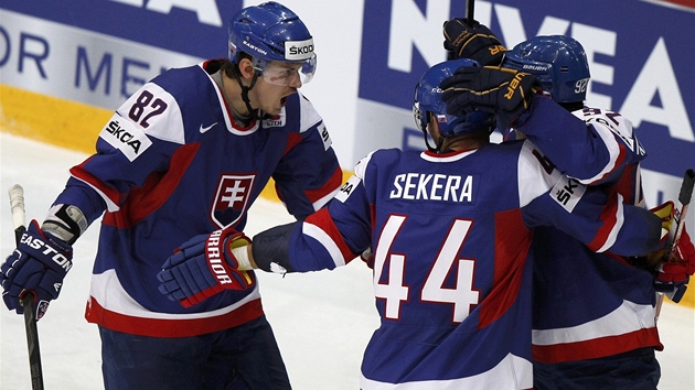 RADOS. Sloventí hokejisté oslavují jeden z gól v bloruské síti. Tomá
