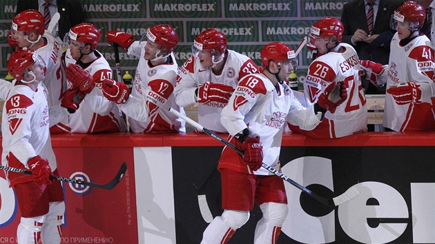 HEZKY. Hokejisté Dánska slaví jeden z gólů, který jim zajistil vítězství nad