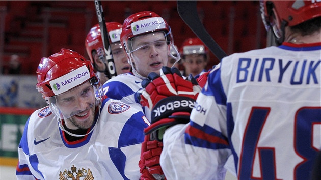 SNADNÁ PRÁCE. Hokejisté Ruska slaví jeden z gólu v italské síti. V popedí je