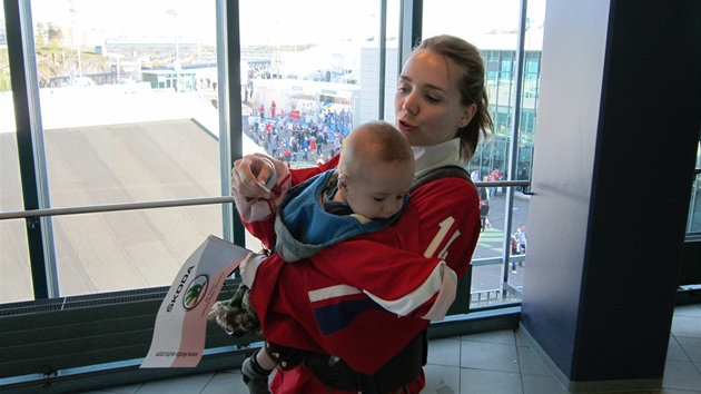 FANDC MAMINKA. Zpvaka Lucie Vondrkov piletla fandit se svm synem Matyem do Helsinek eskm hokejistm v semifinle proti Slovensku. Palce dr pedevm manelovi - kapitnovi Tomi Plekancovi.