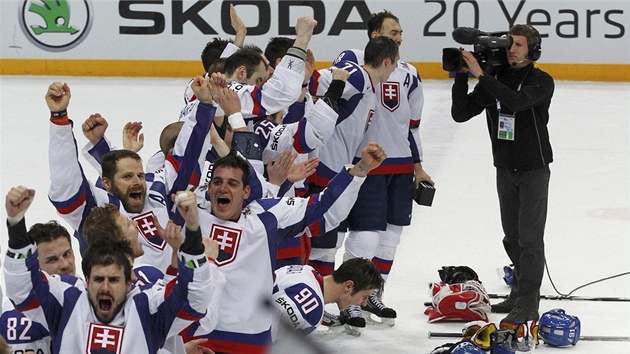 SLOVÁCI V OPOJENÍ. Hokejisté Slovenska šílí radostí, protože v semifinále