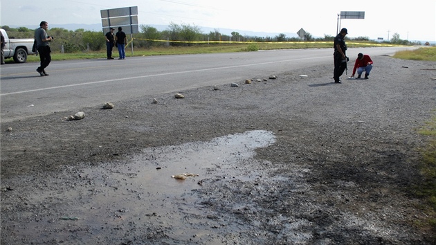 Policie nala na severu Mexika 49 rozsekanch tl nacpanch do plastikovch pytl. Vrady nejsp spchali lenov dorogvho kartelu Zetas. (13. kvtna 2012)
