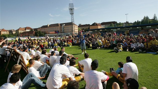 Fanoušci FC Vysočina slaví postup týmu do první ligy (19. května 2012)