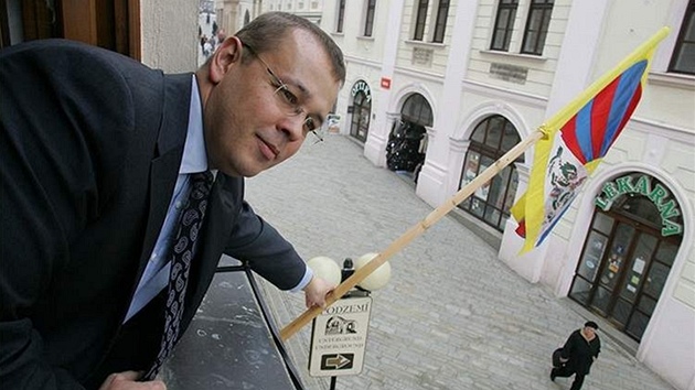Starosta Petr Nezveda vyv�uje na znojemskou radnici tibetskou vlajku. (10.