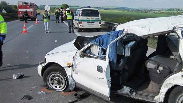 Na 221. kilometru dálnice z Vy�kova do Brna �idi� vjel na krajnici, narazil do