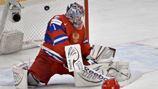 PRVNÍ GÓL. Ruský branká Semjon Varlamov v úvodním utkání ampionátu s